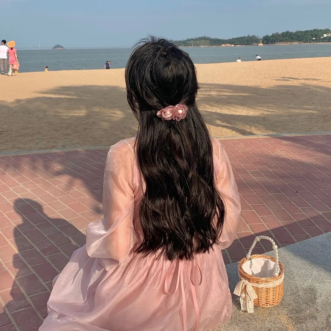 他从火光中走来